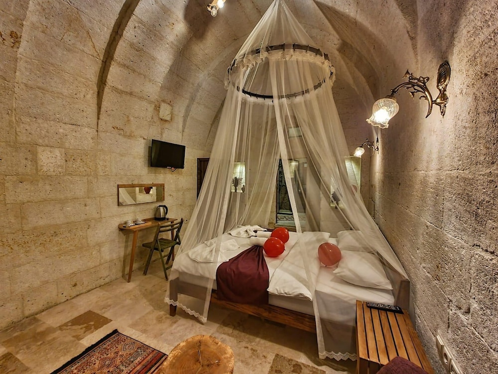 Lavinia Cappadocia Cave 27/50