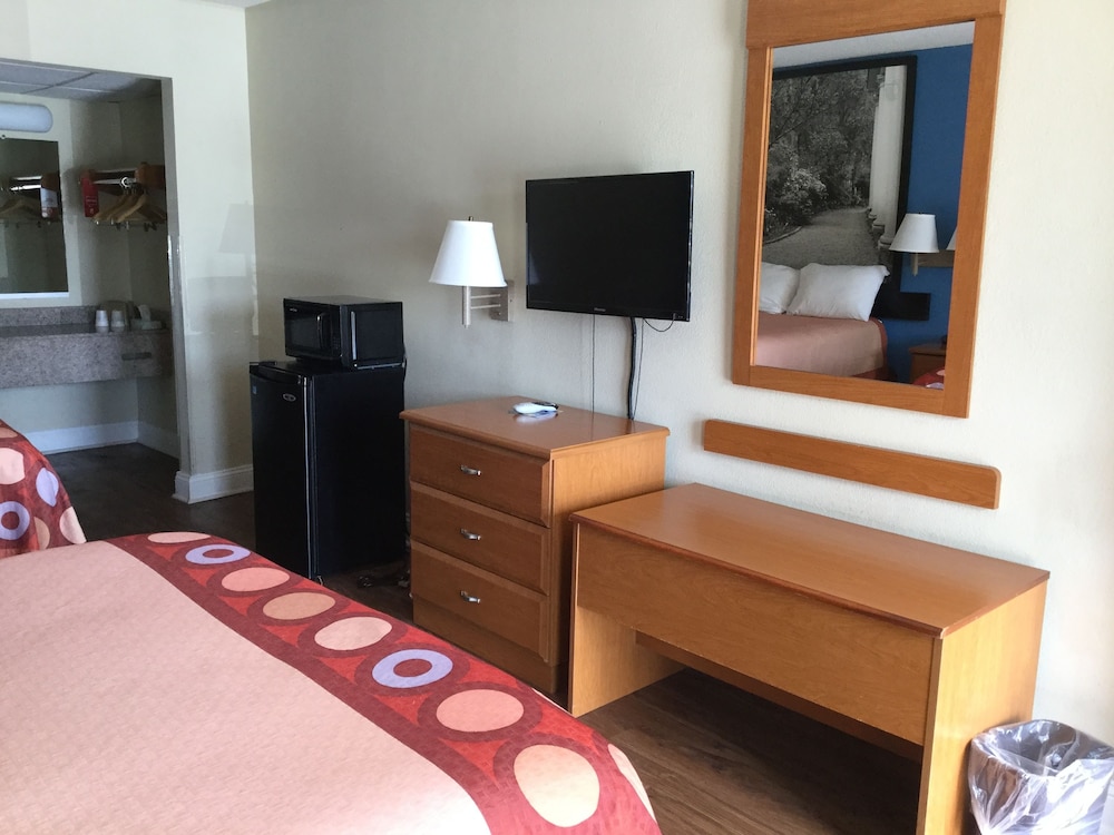 Super 8 by Wyndham Walterboro 12/16