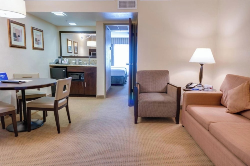 Buena Park Grand Hotel and Suites 47/75