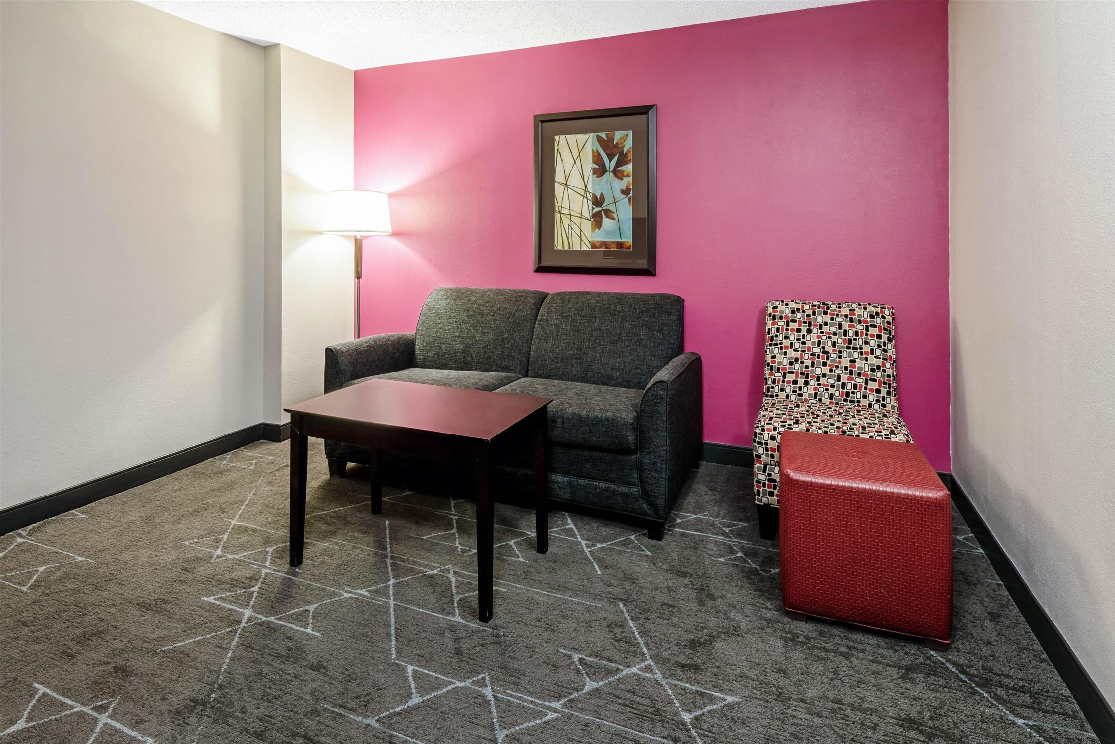 La Quinta Inn & Suites by Wyndham Dallas I-35 Walnut Hill Ln 31/46