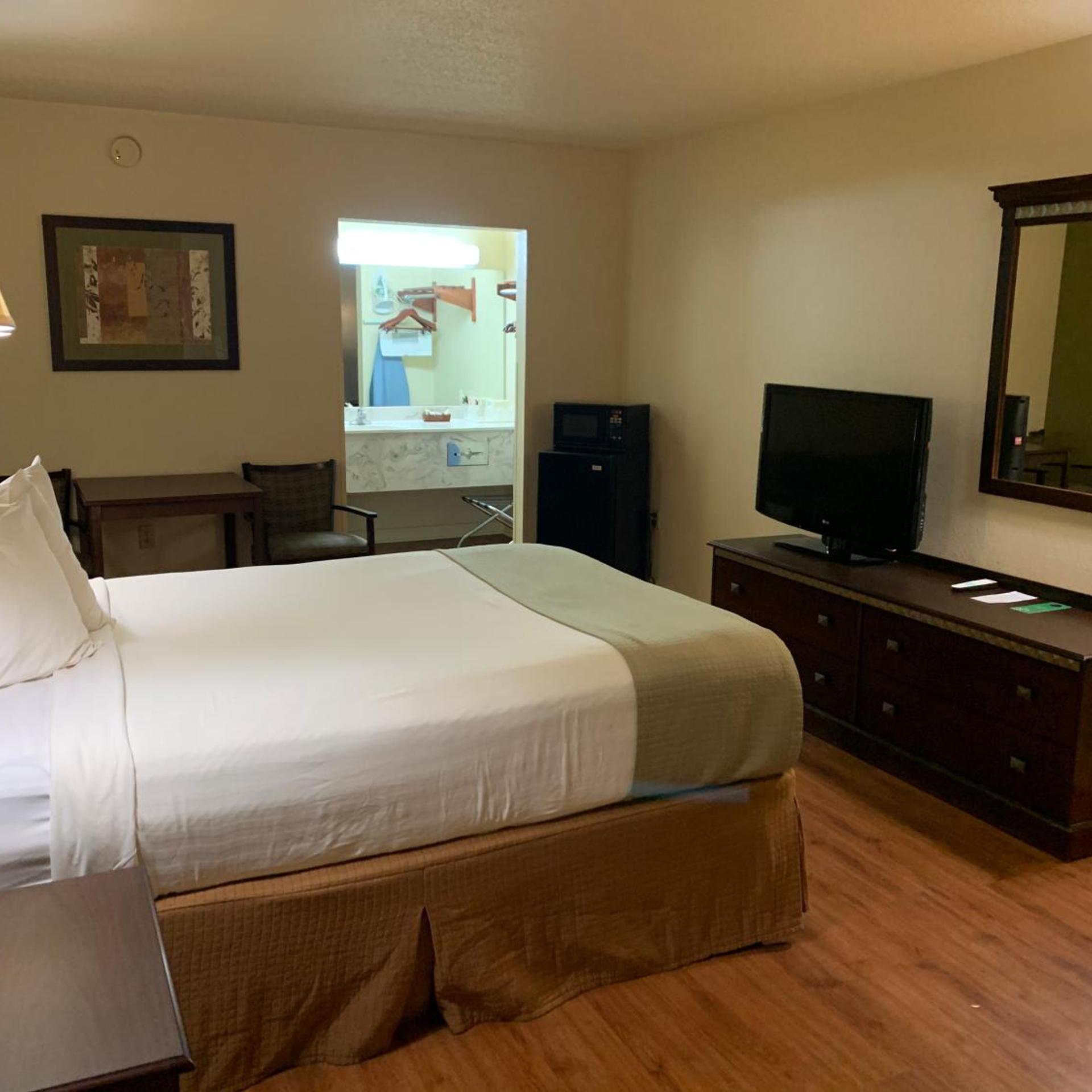1 Queen Bed - Non-Smoking, Micfridge