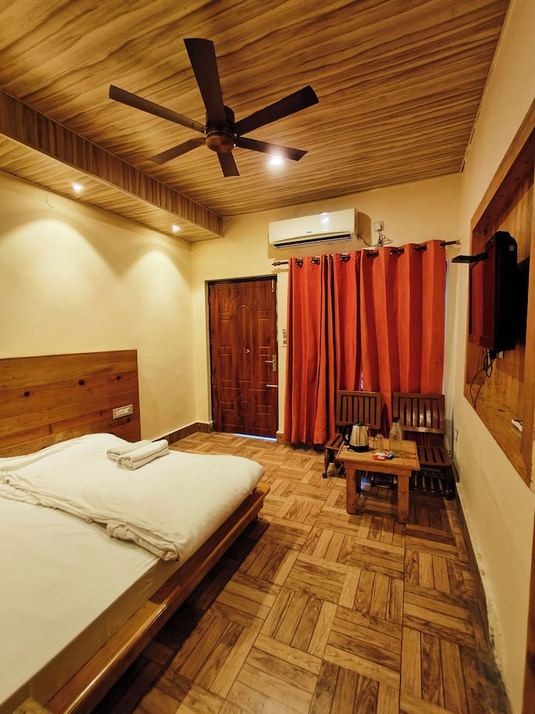 Hill Top Swiss Cottage 10/50