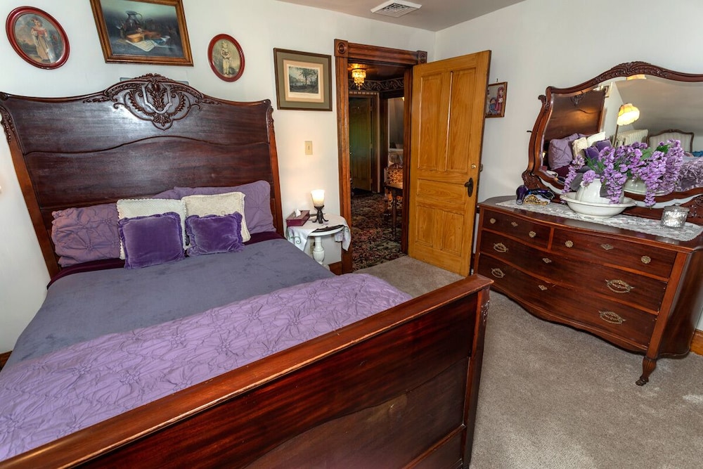 South Broadway Manor Bed and Breakfast 14/72