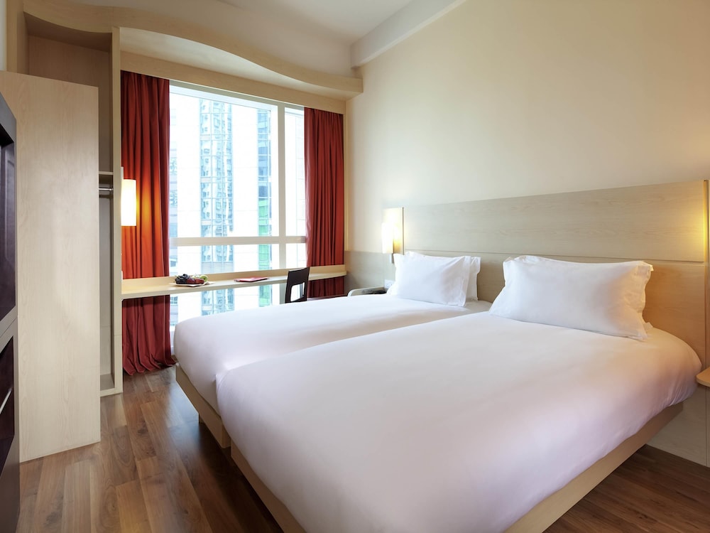 STANDARD, TWIN BEDS, CITY VIEW