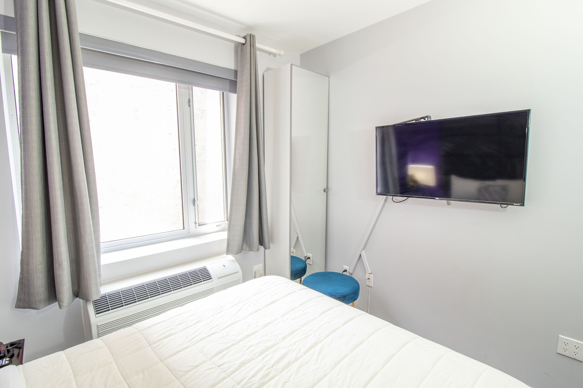 STANDARD, KING BED, CITY VIEW