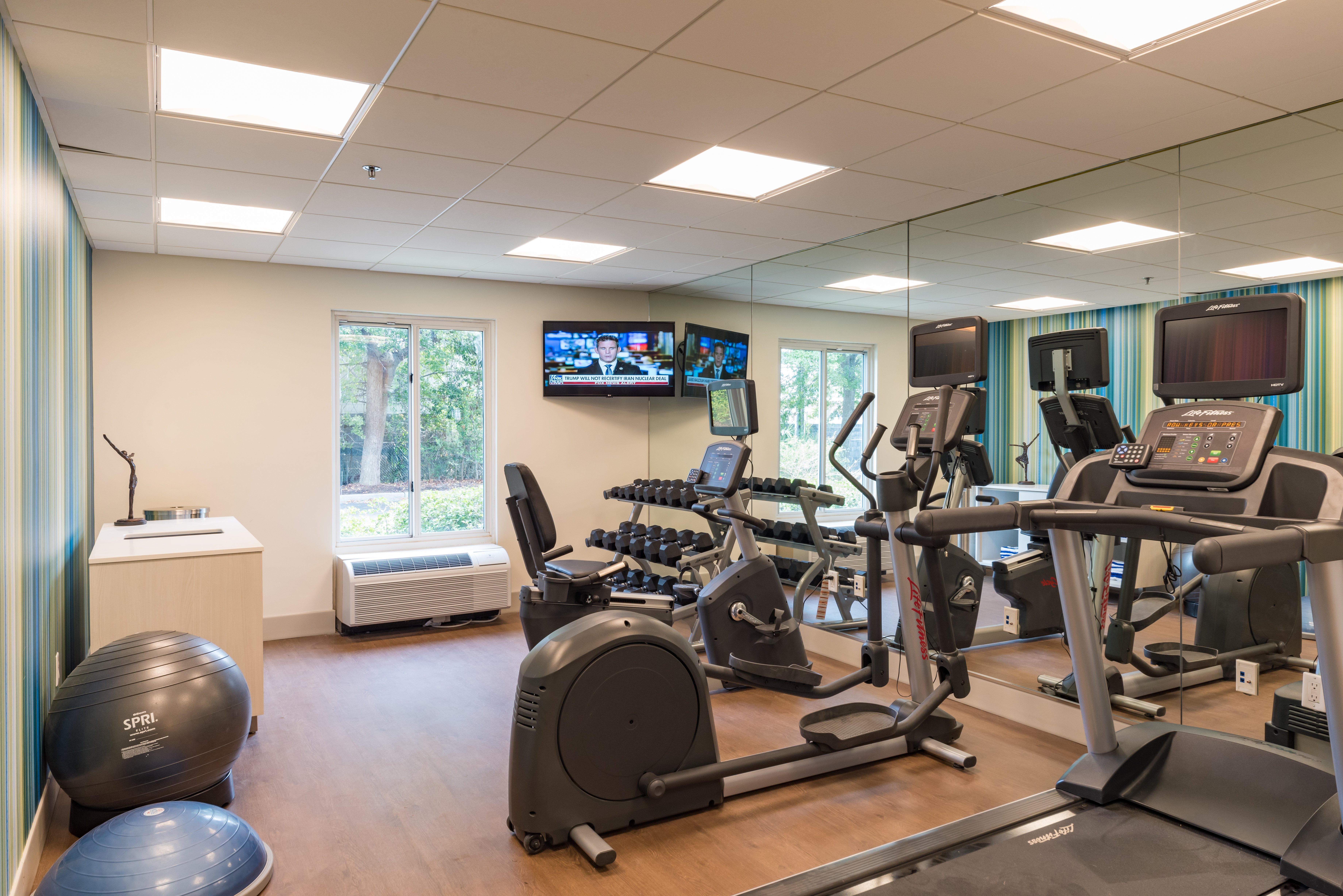 Holiday Inn Express Charleston US Hwy 17 & I-526 40/77