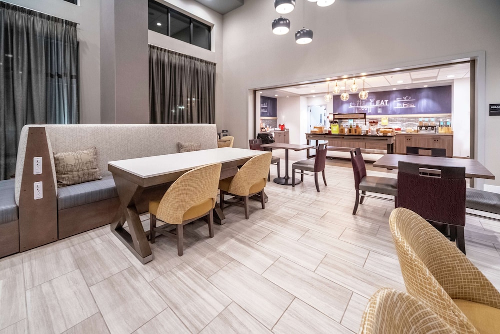 Hampton Inn and Suites Santa Maria 38/48