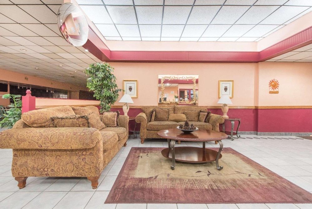 Castle Inn & Suites by OYO Lawton 17/20