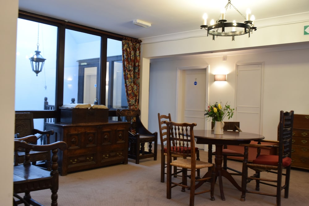 Noel Arms Hotel 5/49