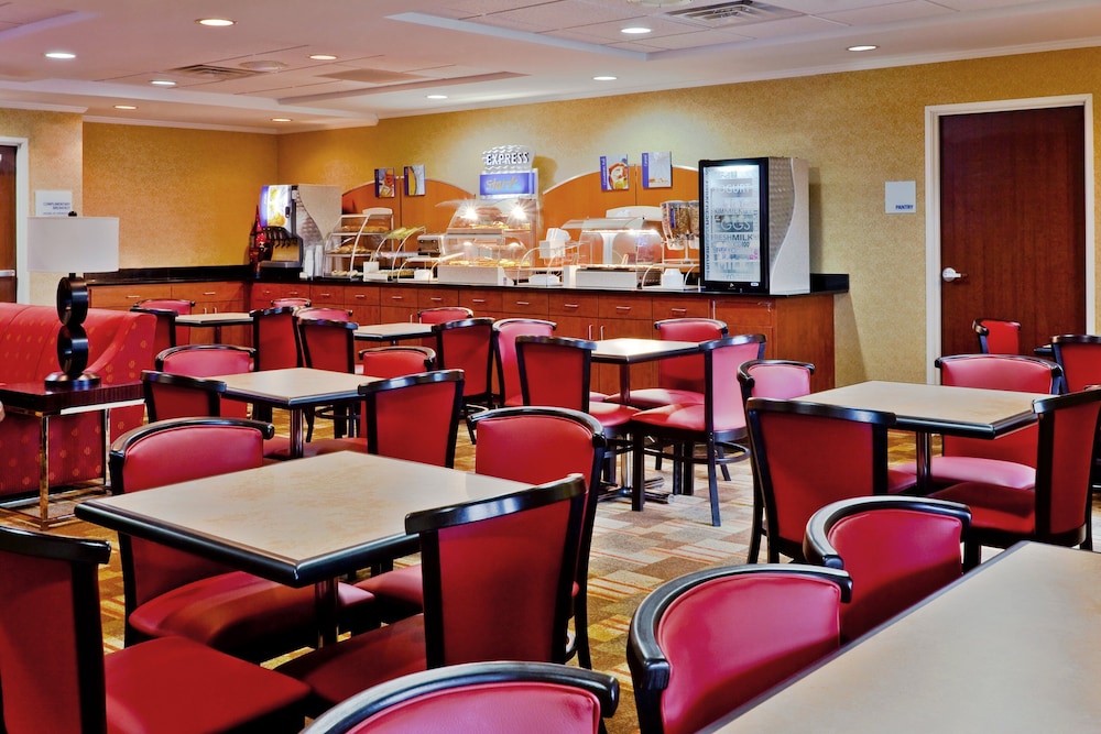 Holiday Inn Express Hotel And Suites Memphis Germantown 54/69