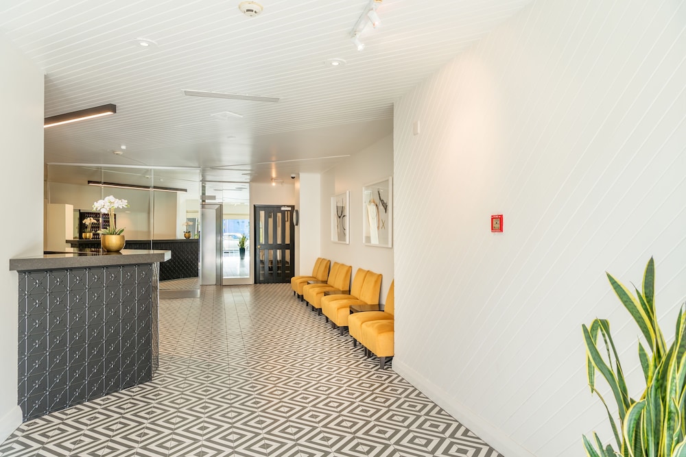 Bay Plaza Hotel 6/40