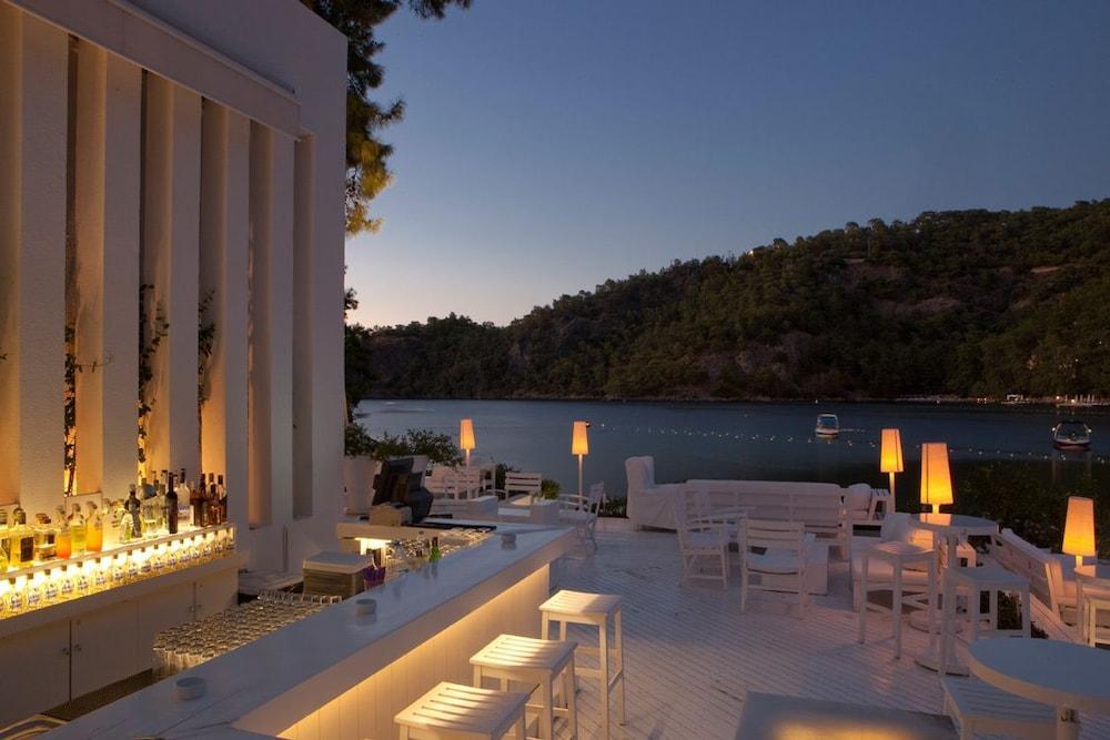 HILLSIDE BEACH CLUB 14/21