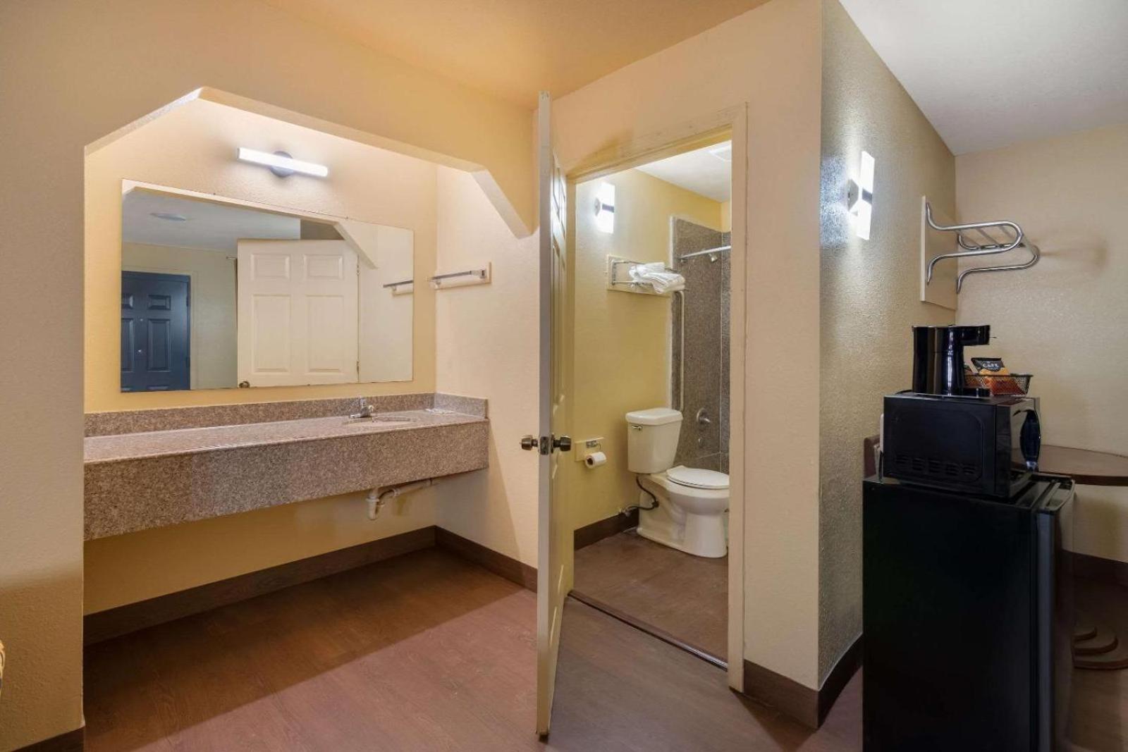 غرفة رباعية بسريرين كوين للمدخنين، New Orleans East Hotel 7/7