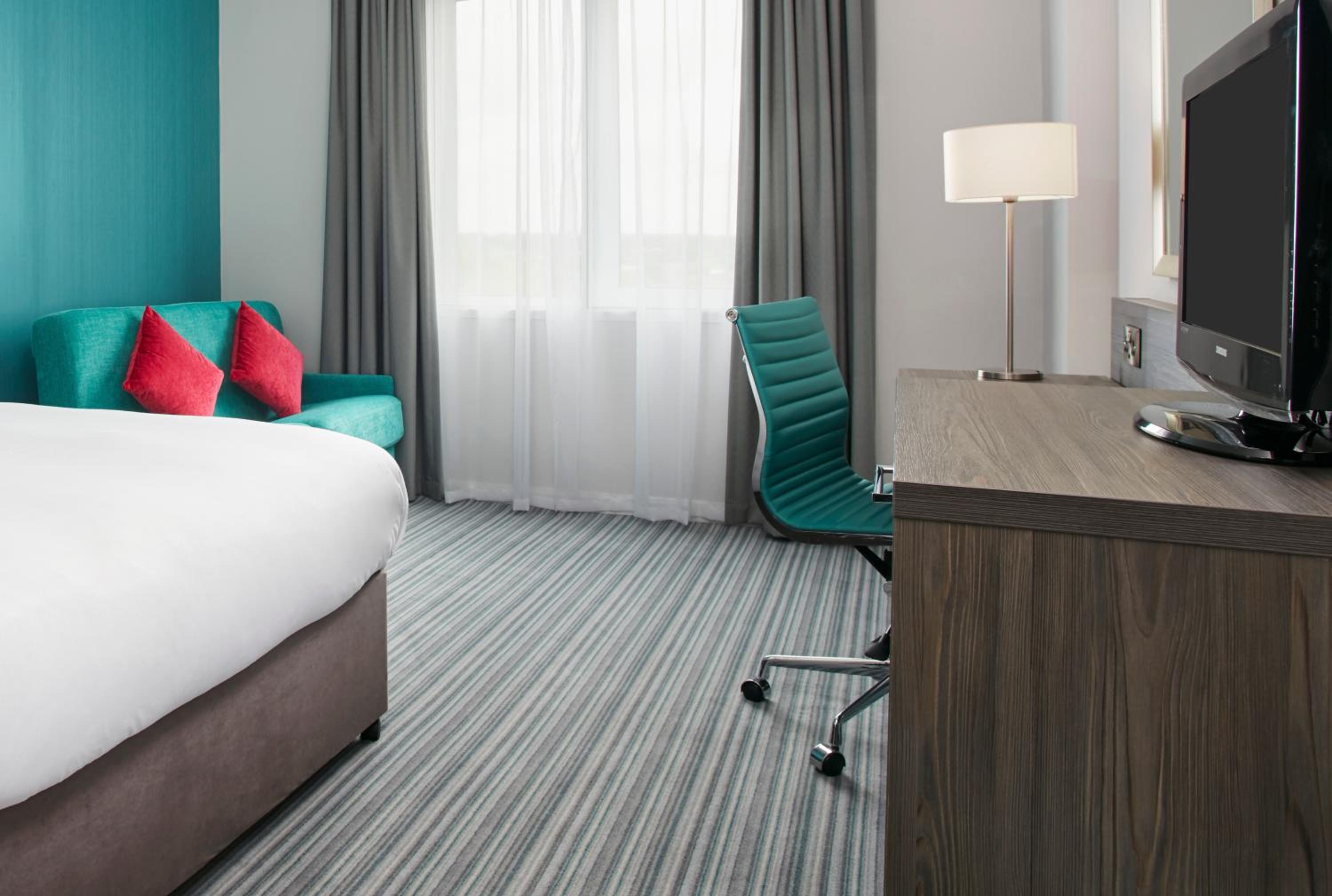 غرفة قياسية بسريرين منفصلين مع أريكة، Leonardo Hotel Belfast 3/5