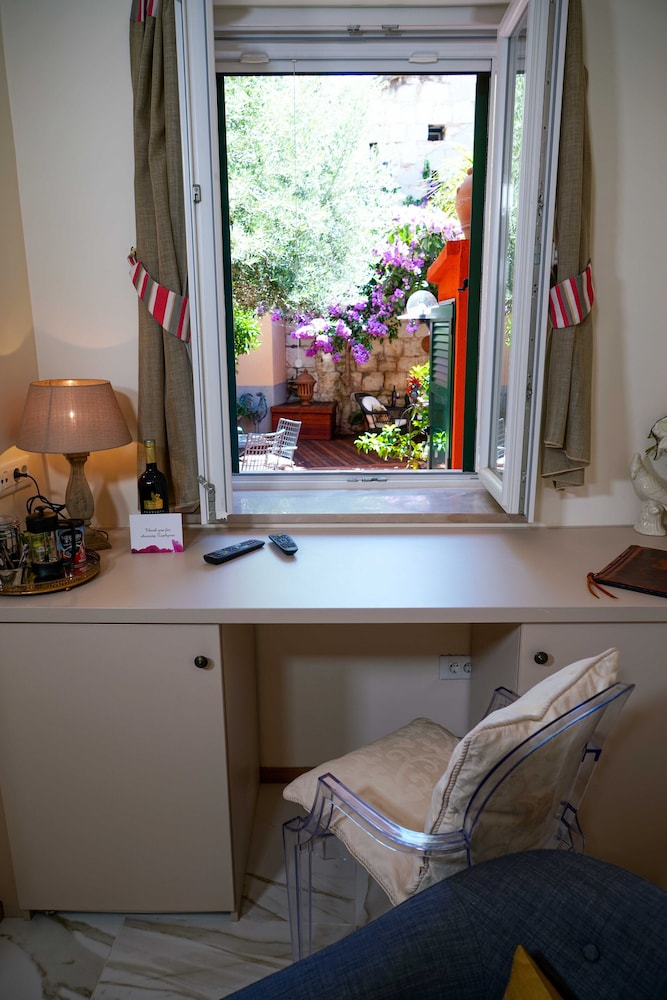 Boutique Guest Accommodation Zephyrus 79/80