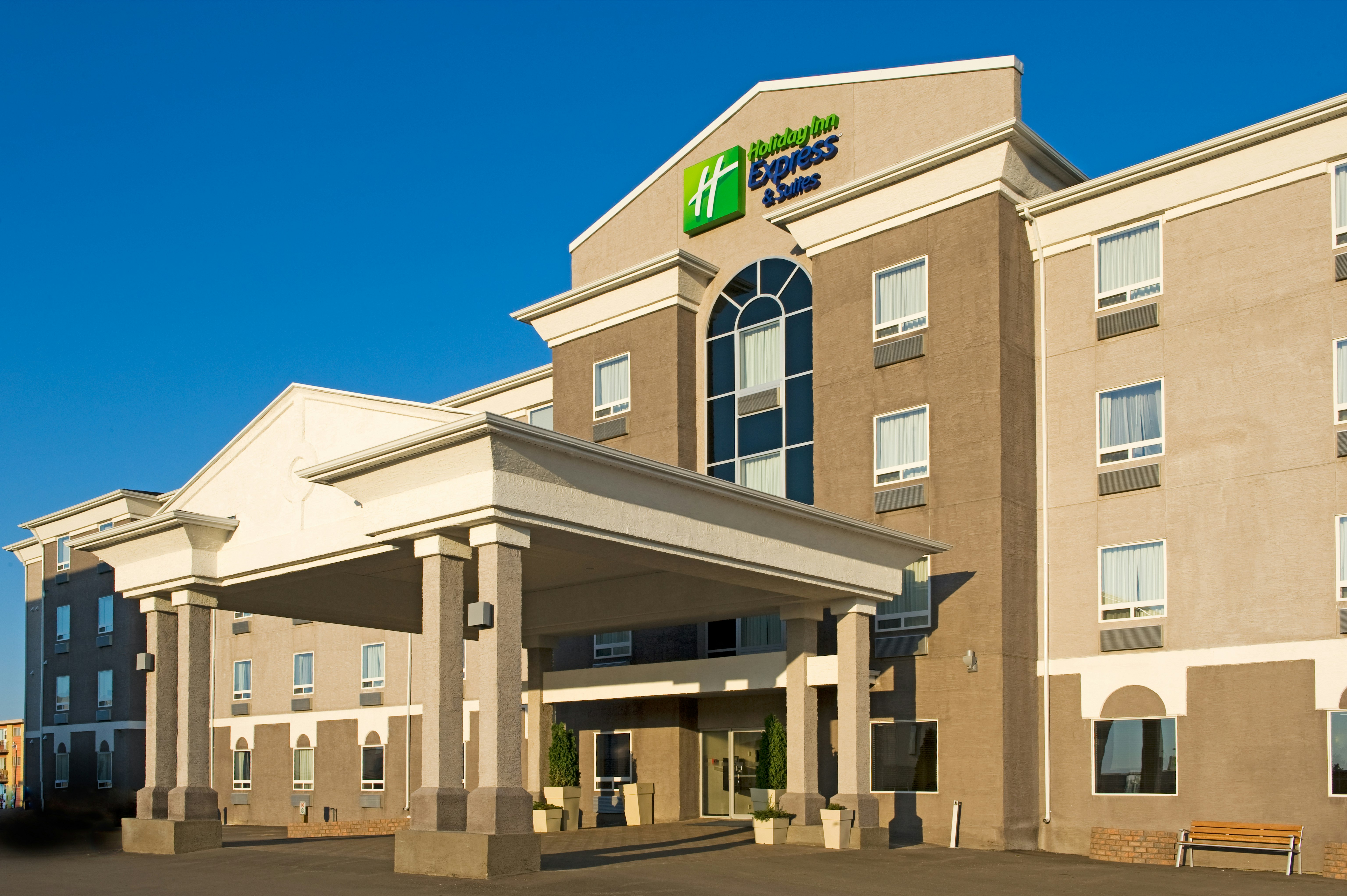 Holiday Inn Express Suites South 6/73