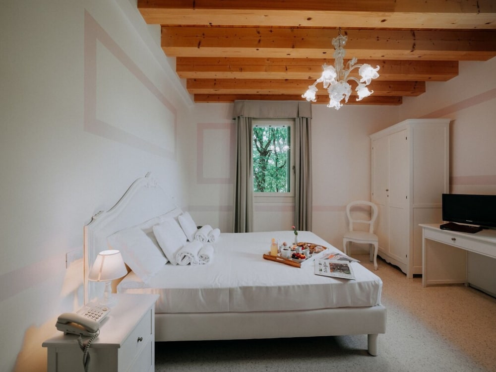 Superior, Queen Bed, New Wing