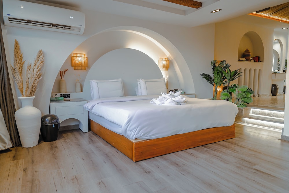 Royal, Suite, 1 Double and 3 Single Beds, Pyramids View