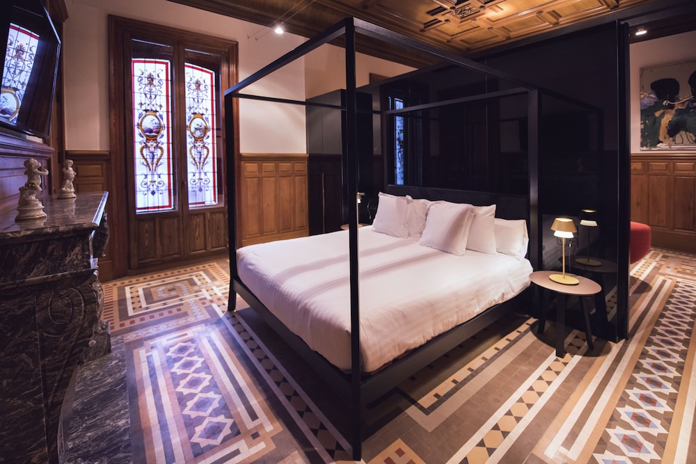 ROYAL, SUITE