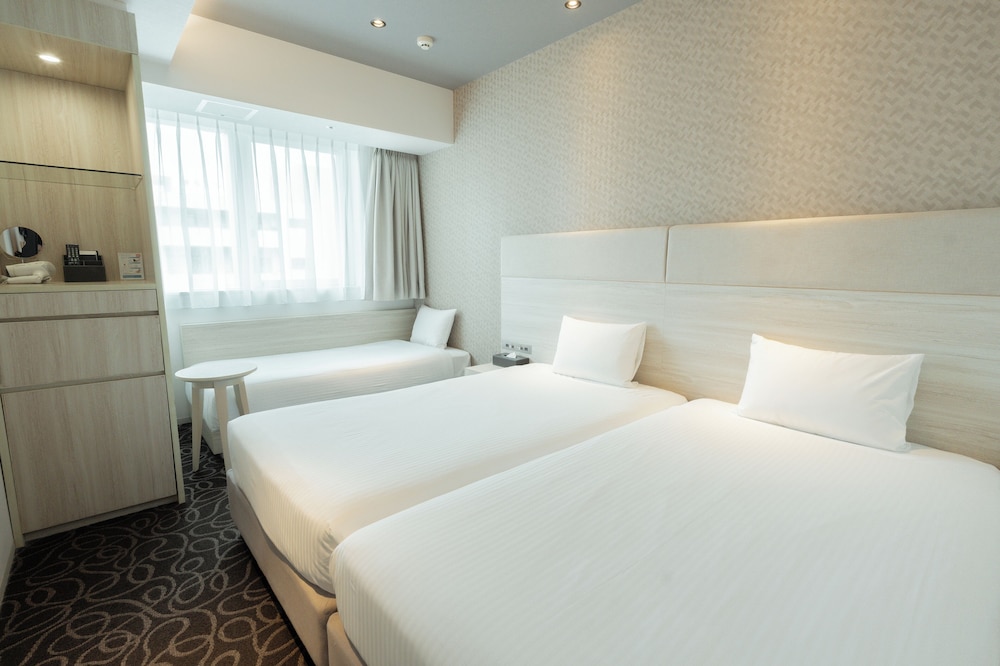 غرفة متصلة بأربعة أسرّة مع أريكة، Hotel Aqua Citta Naha by WBF 2/4