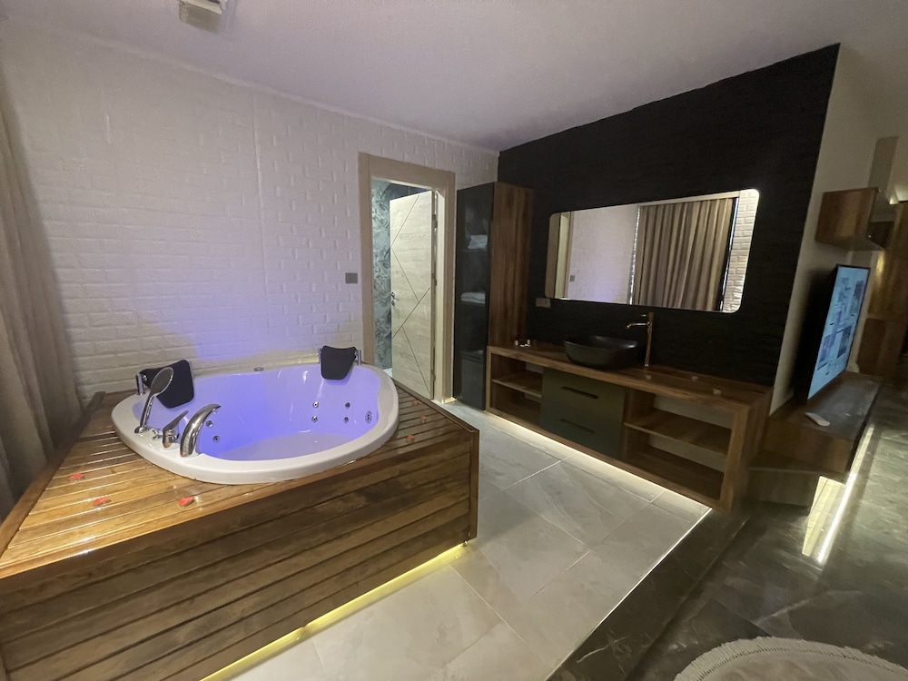 Le Luxe Suites Hotel & Spa 50/50