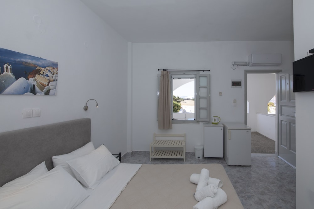 Thira S Dolphin Hotel 12/72