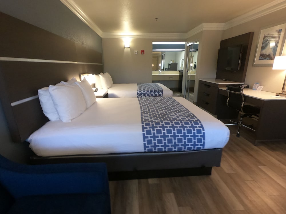 Best Western Inn & Suites Lemoore 18/36