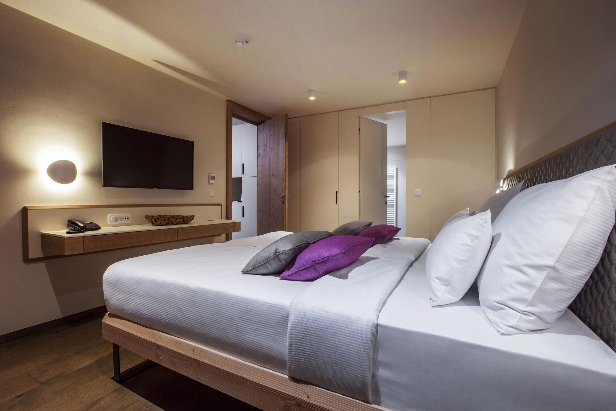 Senior, Suite, Lake View