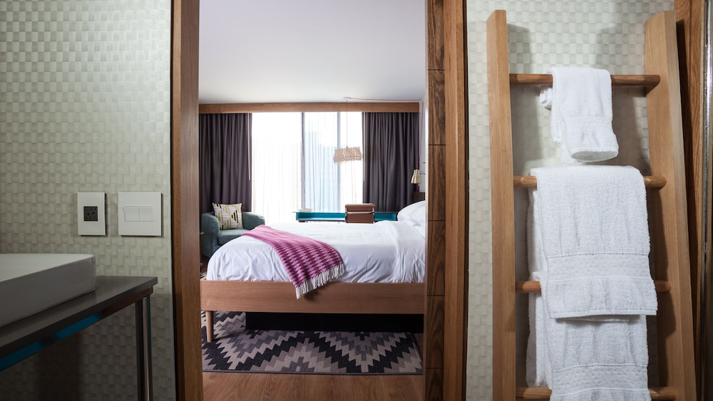 Hotel Indigo EL PASO DOWNTOWN 25/80