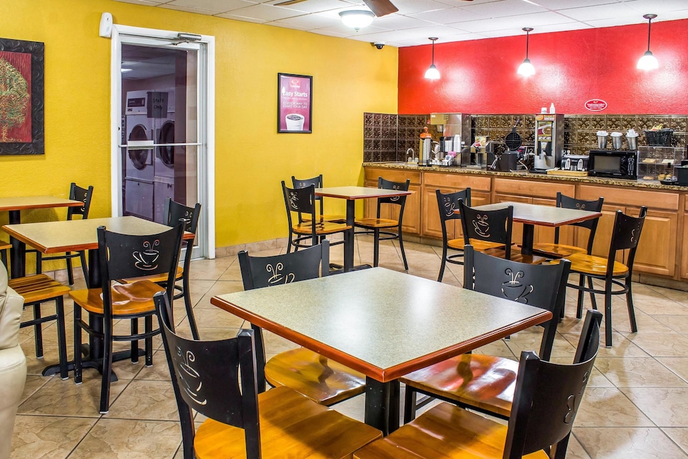 Econo Lodge Inn & Suites Walnut 26/30