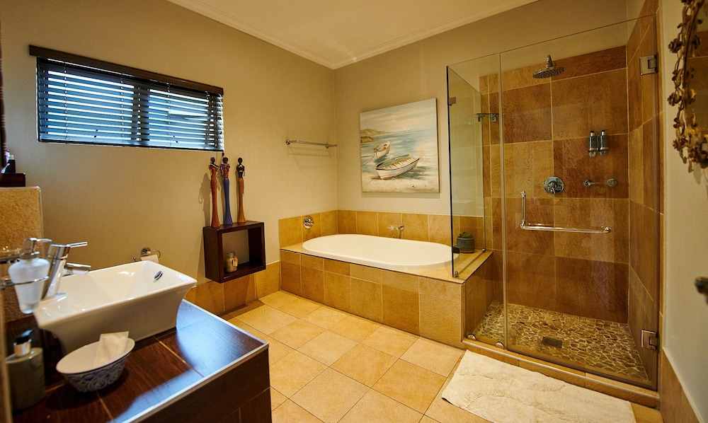 The Hamptons Guest House 49/50