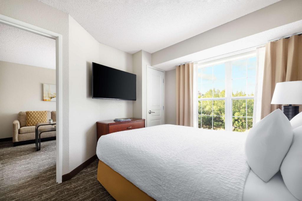 Suite, Queen Bed, Sofa, Accessible