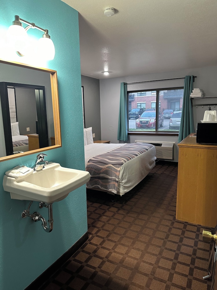 McGoverns Hotel and Suites 45/45