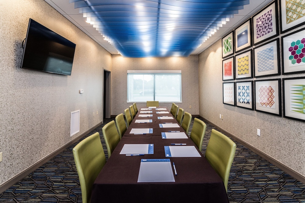 Holiday Inn Express Suites Allen Park 63/72