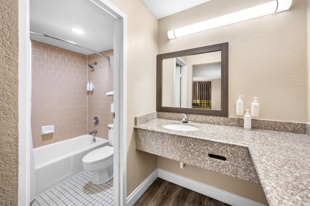 غرفة بسرير كينج للمدخنين، Super 8 By Wyndham Metairie 4/4