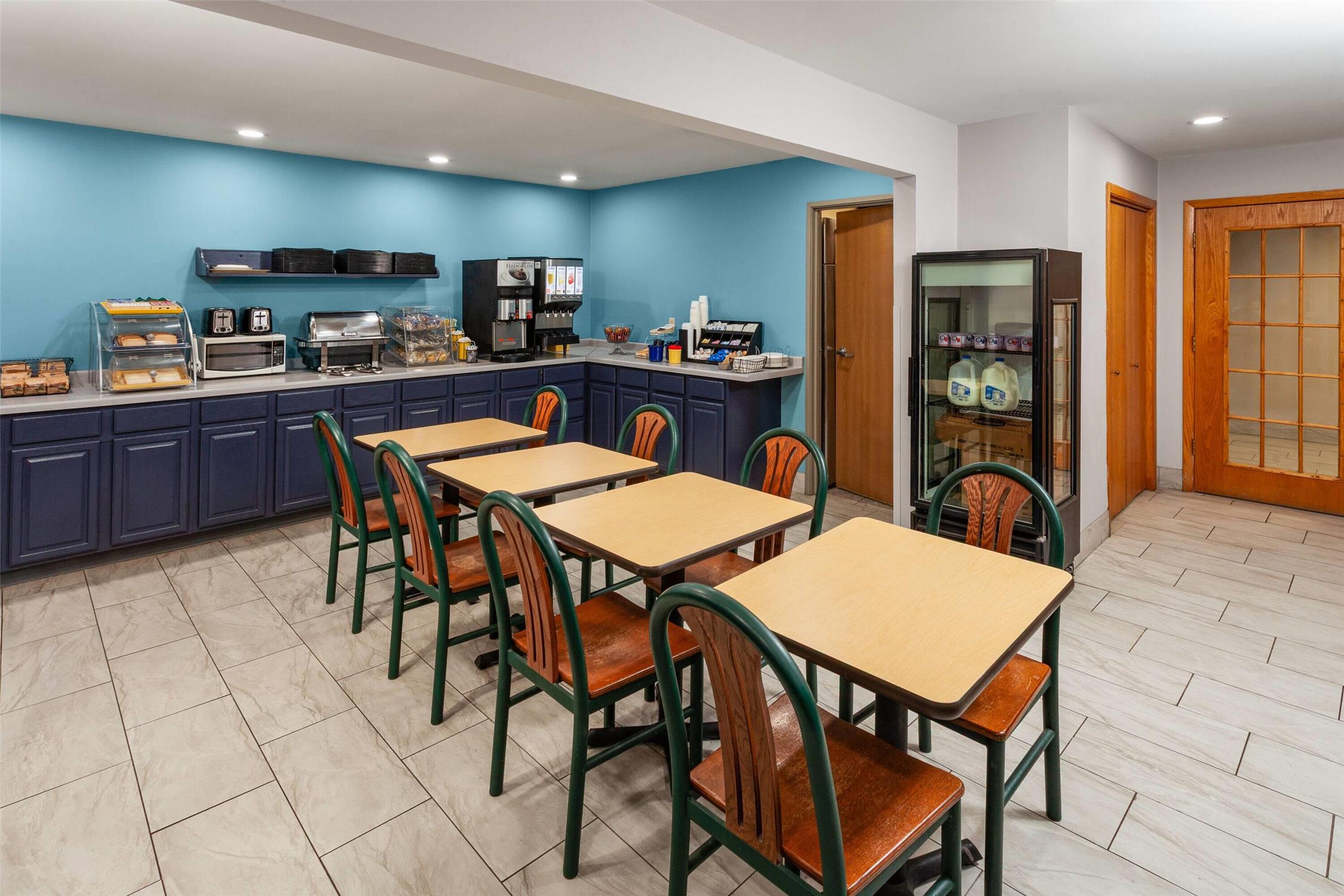 Days Inn By Wyndham Eagle River 16/23