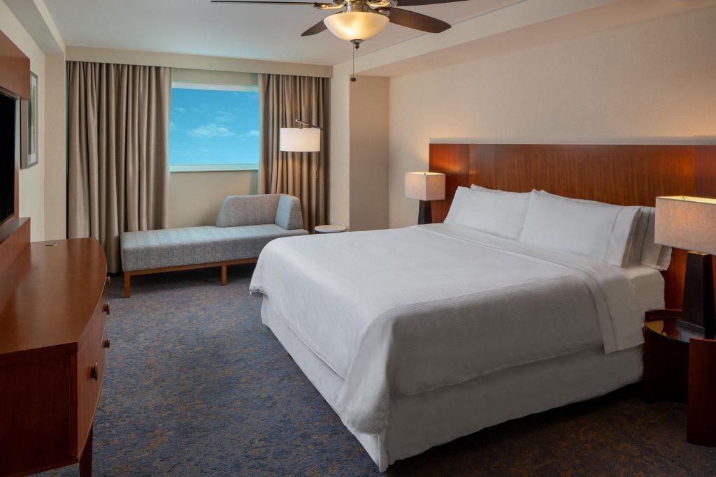 2 Bedrooms, Hospitality, Suite, King Bed, 2 Queen Beds, Sofa