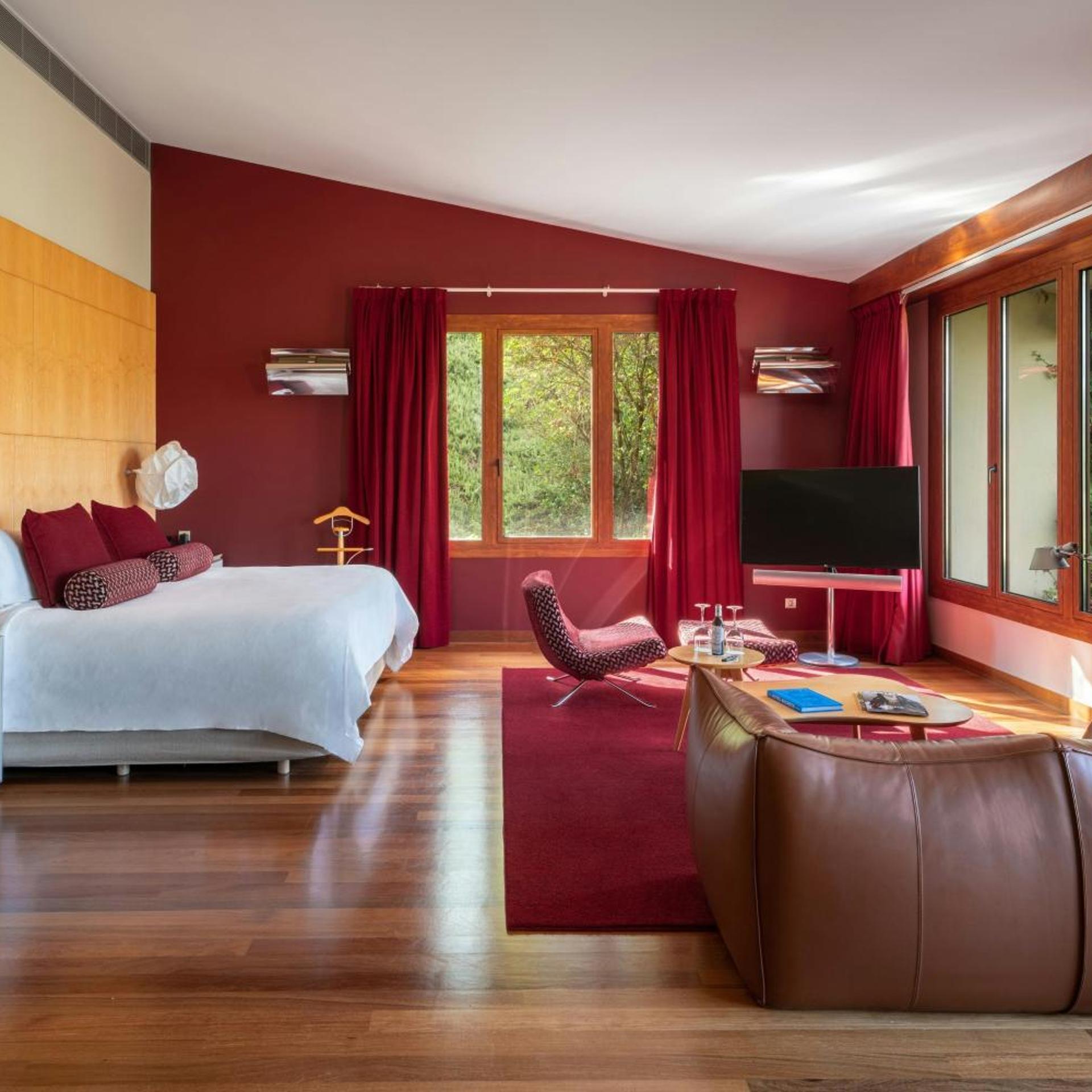 Prestige, Suite, King Bed, Vineyard View, Mountain View