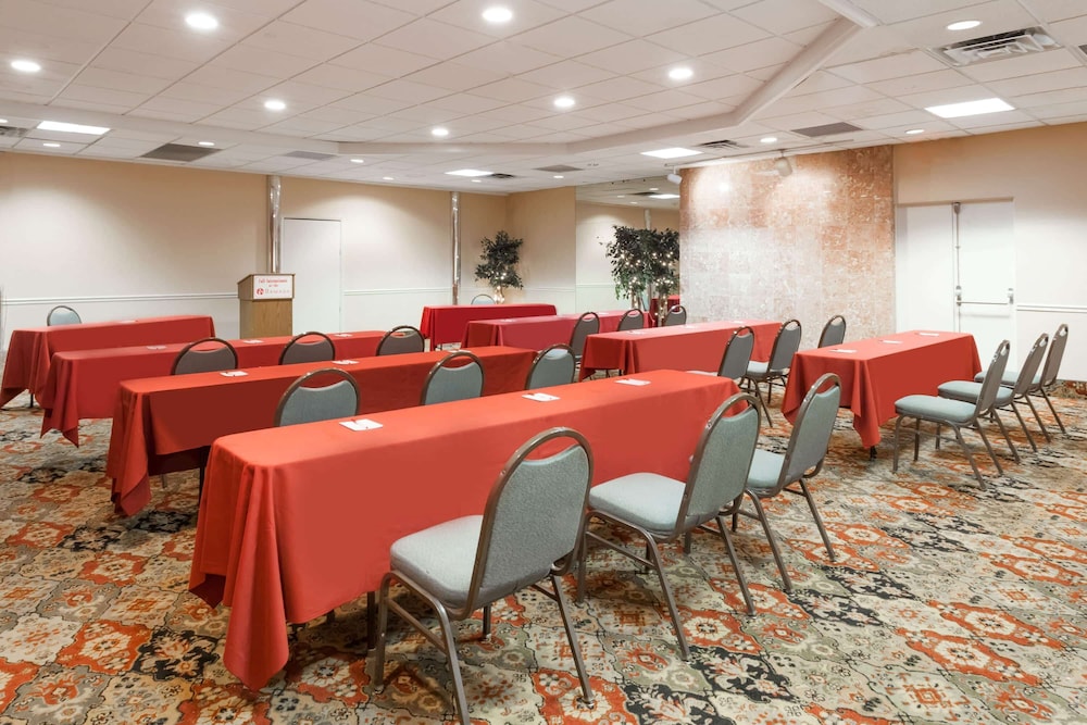 Ramada By Wyndham Newburgh/West Point 40/46