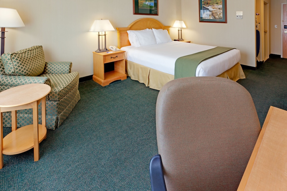 Holiday Inn Express Hotel Amp Suites Watertown Thousand Island 30/56