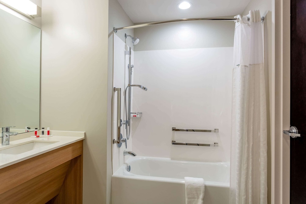 Microtel Inn Suites by Wyndham South Hill 10/19