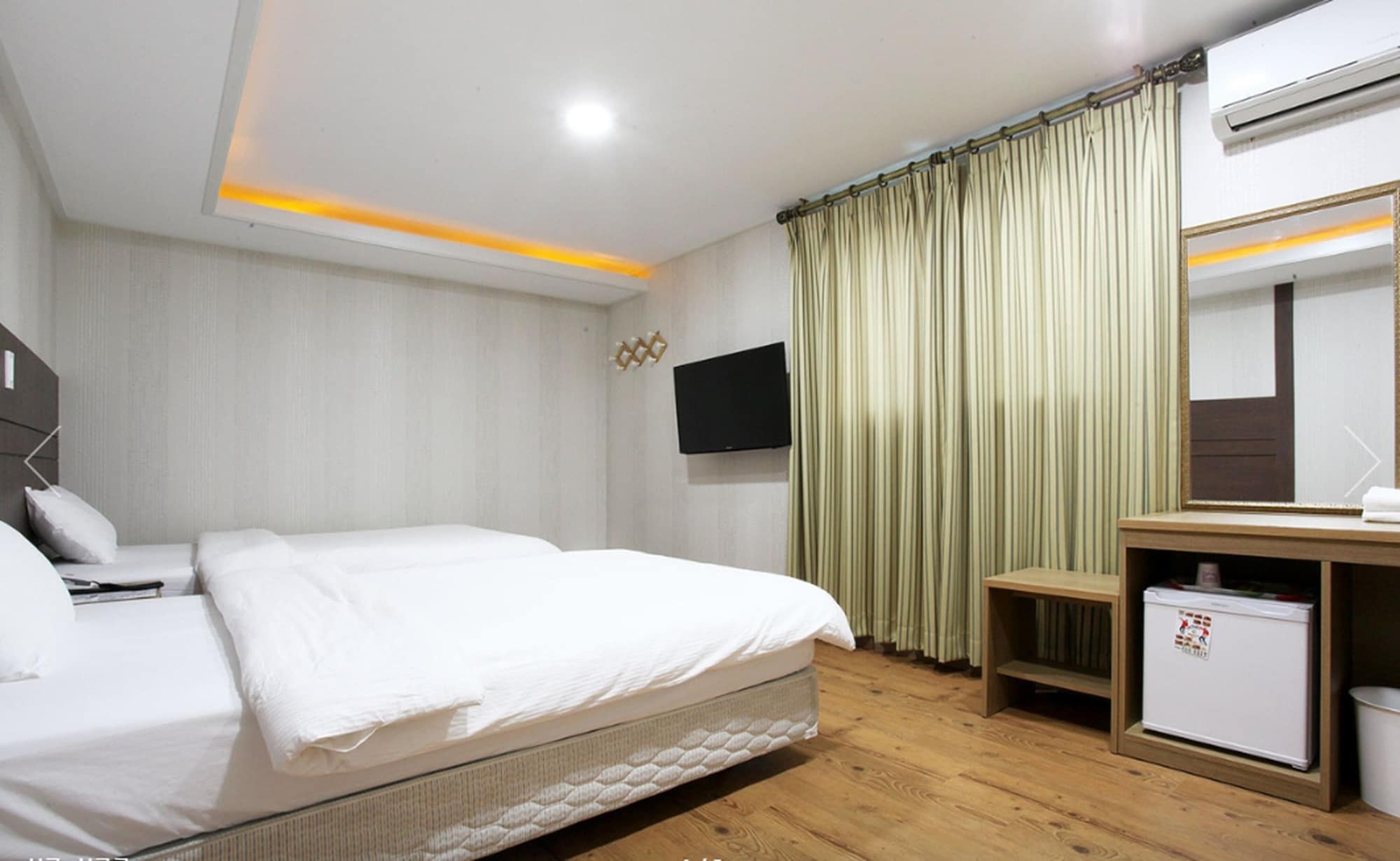 ROOM, TWIN BEDS