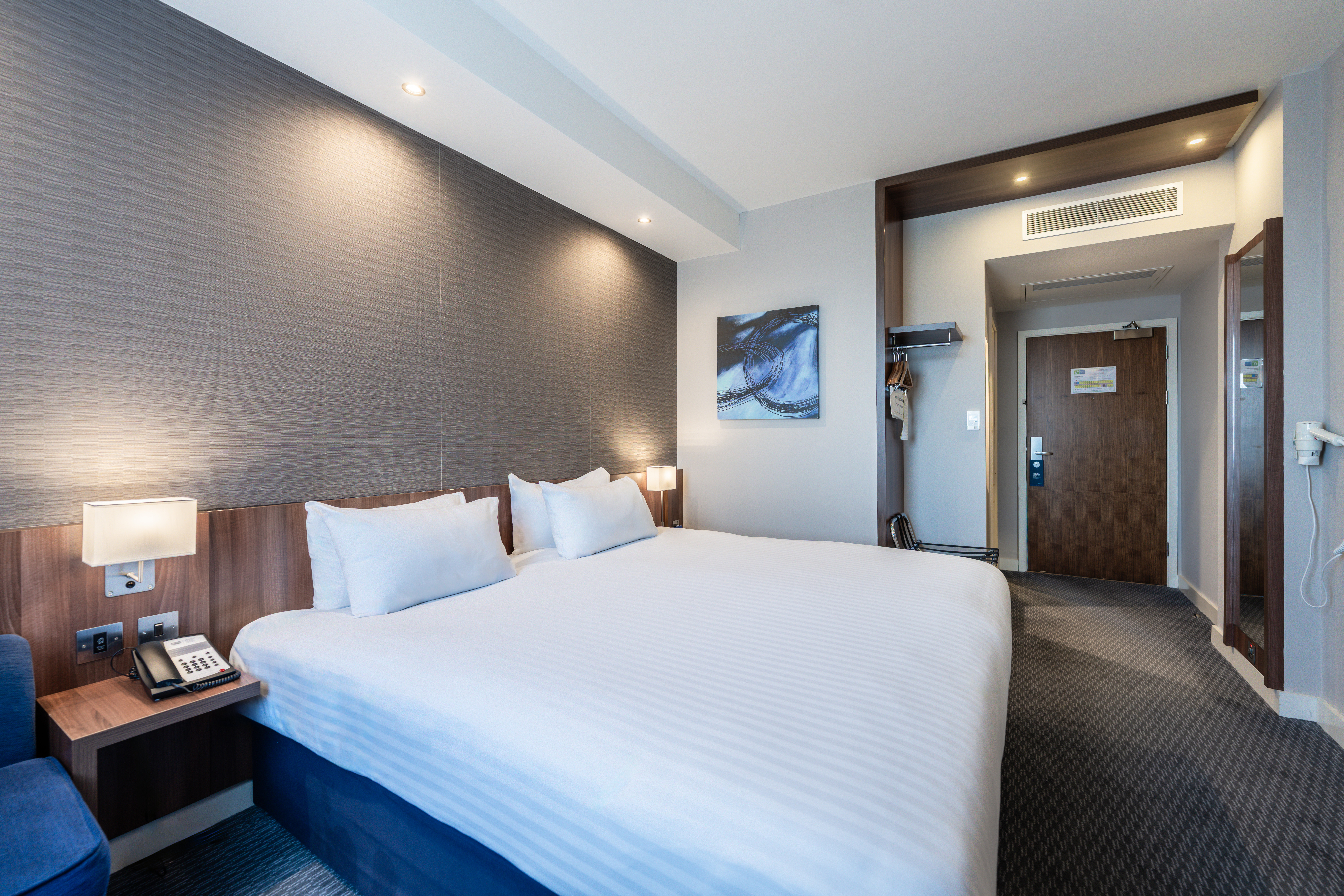 Holiday Inn Express Aberdeen Airport 25/72