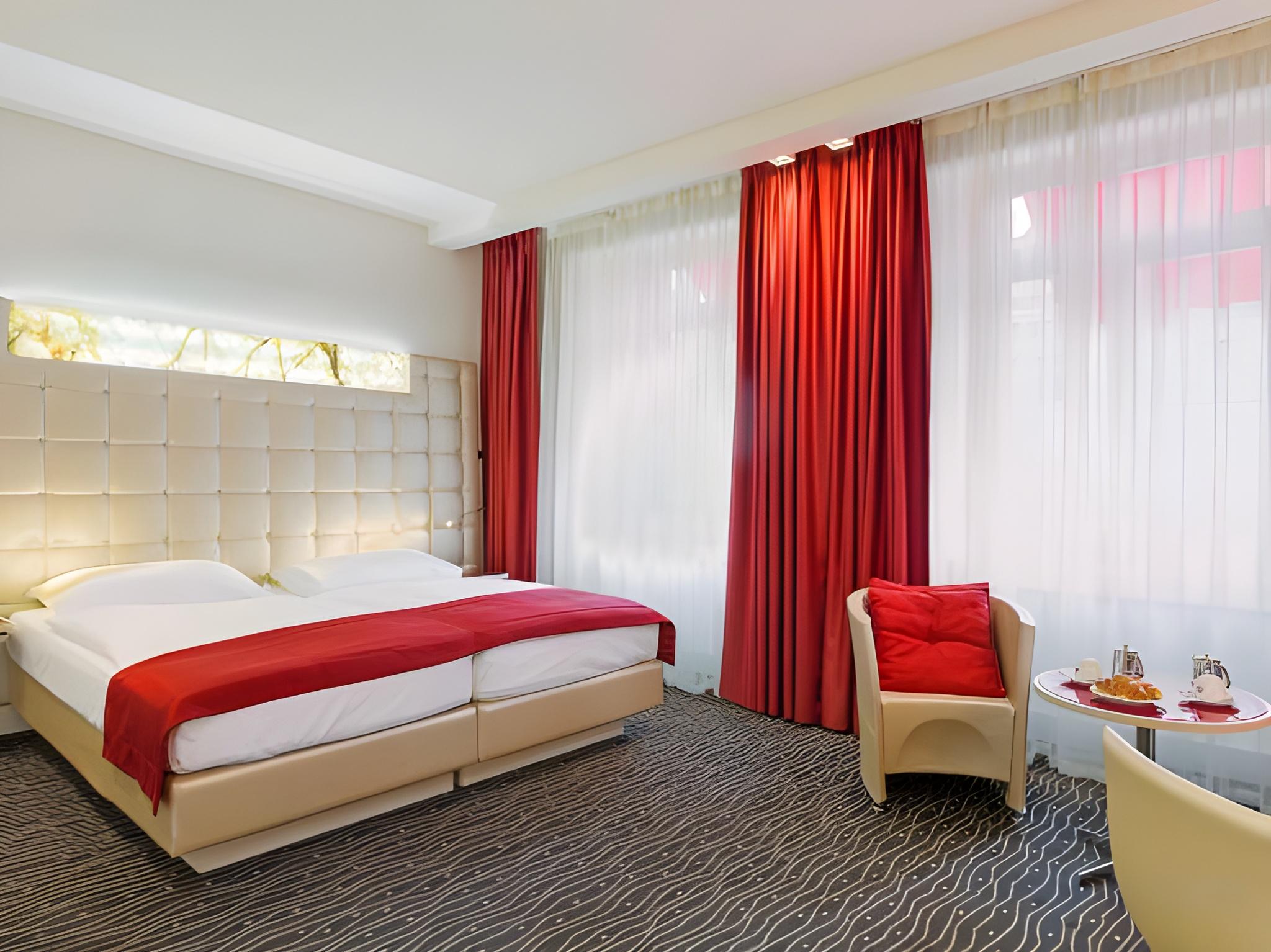 Top, Queen and Twin Beds, with View
