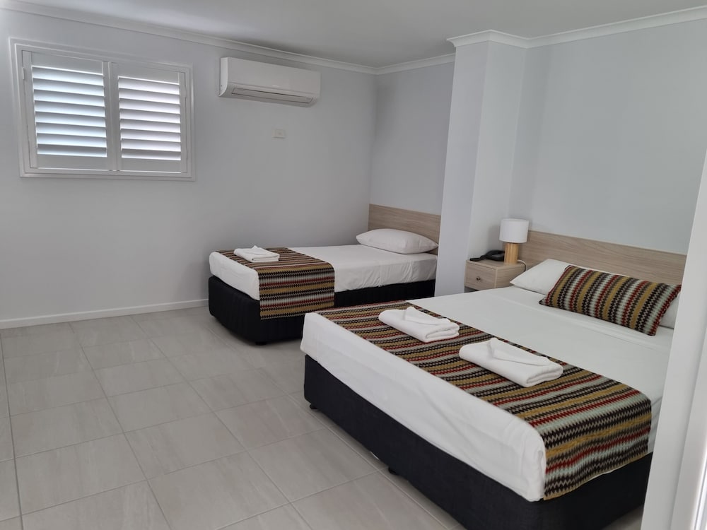 ROOM, TWIN BEDS