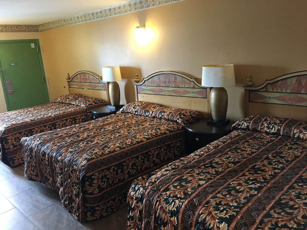 Deluxe, 3 Queen Beds, Sofa