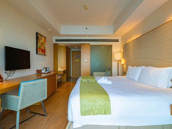غرفة بسرير كينج وسرير كوين بإطلالة على الحديقة، Ocean View Resort Yalong Bay 3/4