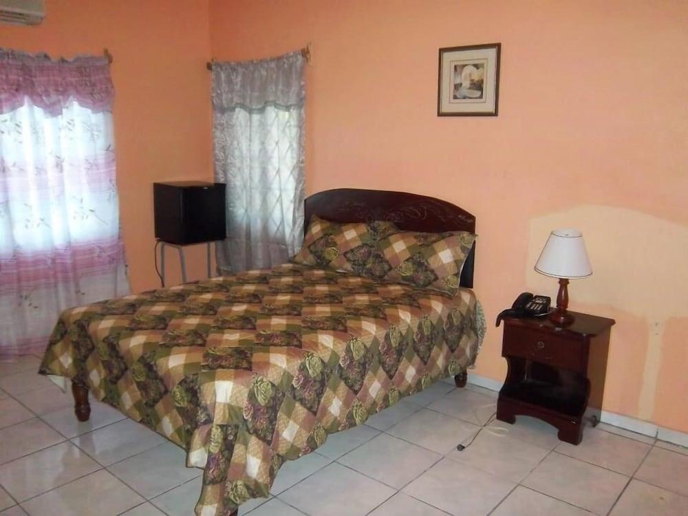 Tropical Court Hotel 14/20