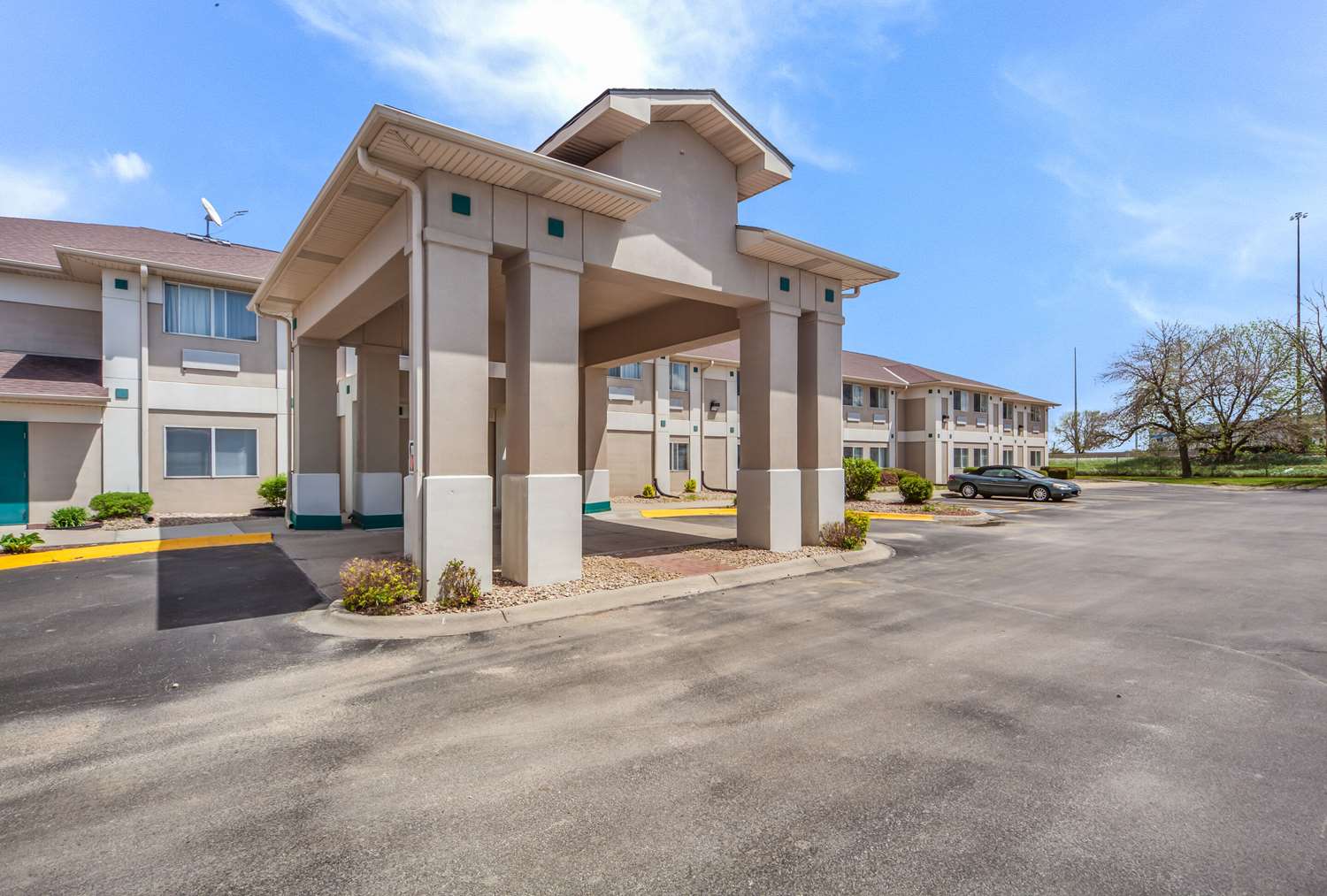 Quality Inn and Suites Omaha NE 32/34
