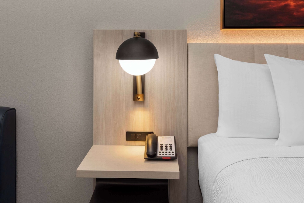 La Quinta Inn & Suites by Wyndham DeSoto 28/44